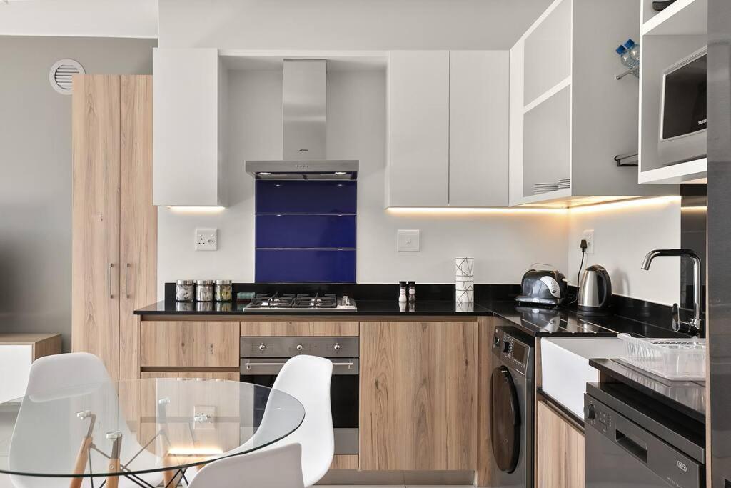 The Median Rosebank Luxury Apartment - Building With Generator Йоганнесбурґ Екстер'єр фото