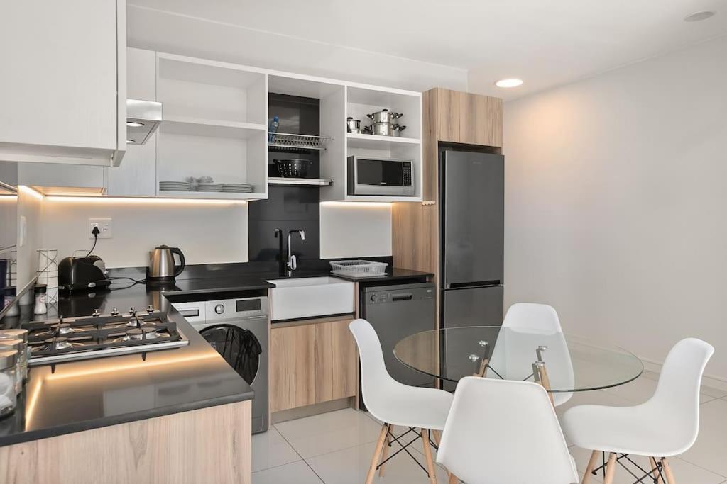 The Median Rosebank Luxury Apartment - Building With Generator Йоганнесбурґ Екстер'єр фото
