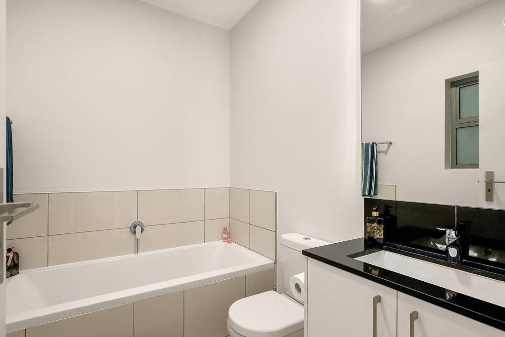 The Median Rosebank Luxury Apartment - Building With Generator Йоганнесбурґ Екстер'єр фото