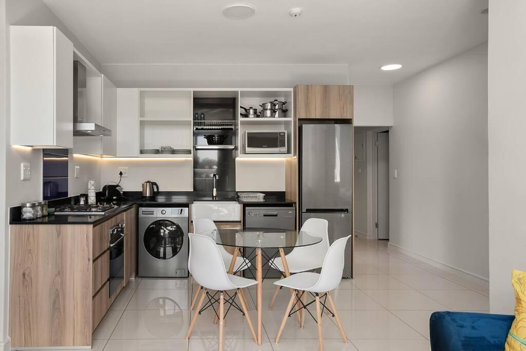 The Median Rosebank Luxury Apartment - Building With Generator Йоганнесбурґ Екстер'єр фото